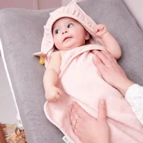 Meyco Baby kapucnis törölköző fodorral - soft pink