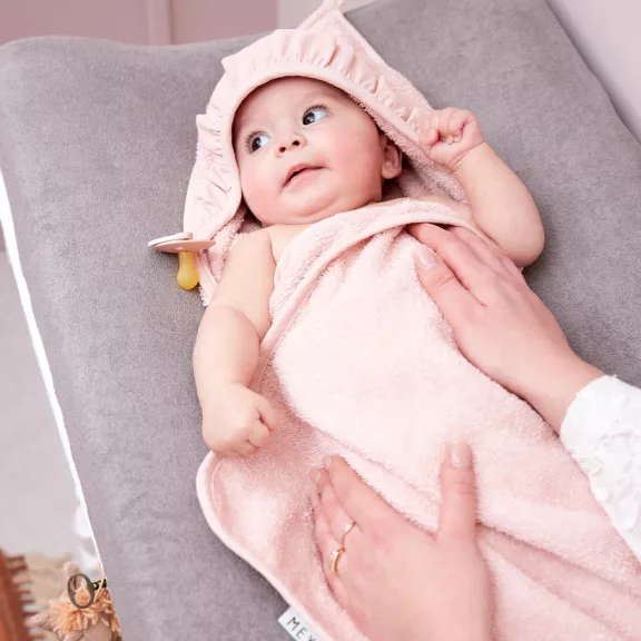 Meyco Baby kapucnis törölköző fodorral - soft pink