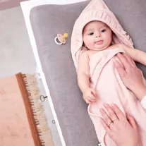 Meyco Baby kapucnis törölköző fodorral - soft pink